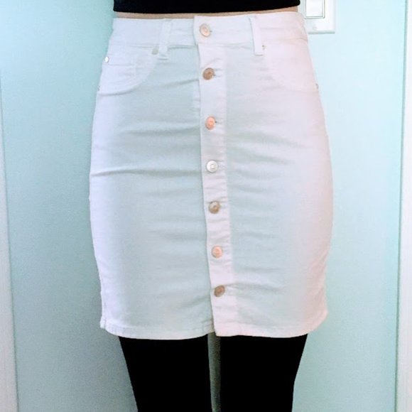 White miniskirt with buttons - Picture 1 of 6